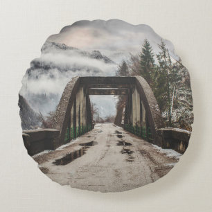GRAUKONKRETE ARCHENBRÜCKE NEBEN LEAFLESS BAUM RUNDES KISSEN