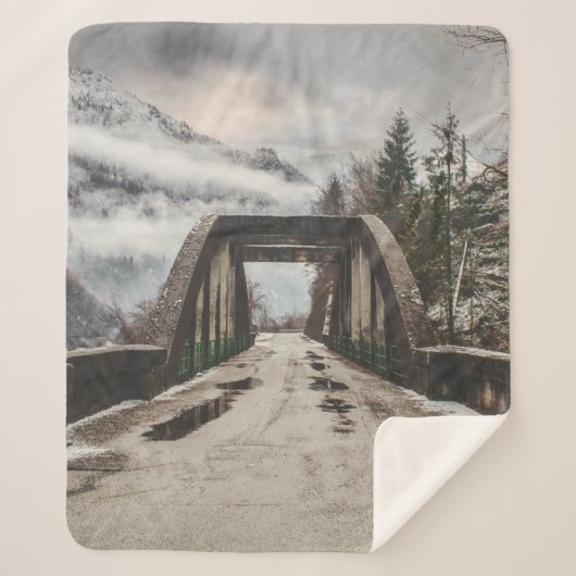 GRAUKONKRETE ARCHENBRÜCKE NEBEN LEAFLESS BAUM SHERPADECKE (Vorderseite)