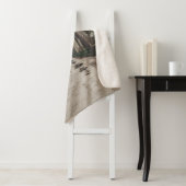 GRAUKONKRETE ARCHENBRÜCKE NEBEN LEAFLESS BAUM SHERPADECKE (Beispiel)