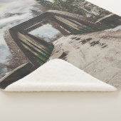 GRAUKONKRETE ARCHENBRÜCKE NEBEN LEAFLESS BAUM SHERPADECKE (3/4)