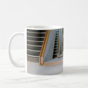GRAUKONKRETE STRECKE WÄHREND DES TAGES KAFFEETASSE