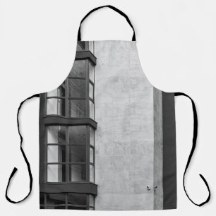 GRAUKONKRETES GEBÄUDE MIT GLASFENSTER SCHÜRZE