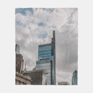 GRAUKONKRETES GEBÄUDE UNTER DEM SCHLACHTEN HIMMEL FLEECEDECKE