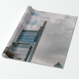 GRAUKONKRETES GEBÄUDE UNTER DEM SCHLACHTEN HIMMEL GESCHENKPAPIER