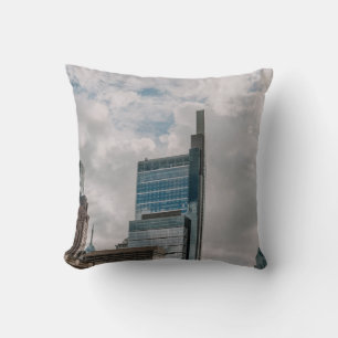 GRAUKONKRETES GEBÄUDE UNTER DEM SCHLACHTEN HIMMEL KISSEN