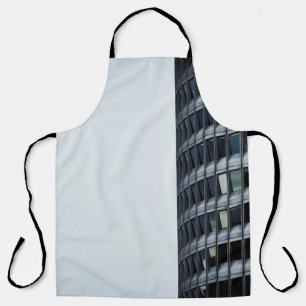 GRAUKONKRETES GEBÄUDE UNTER WEISSER LUFT AM TAG SCHÜRZE