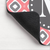 Graurosa Ikat-Mod-Muster mit Monogramm Mousepad (Ecke)