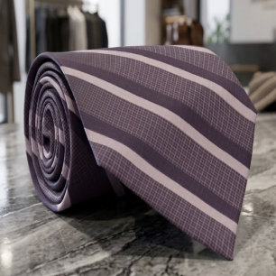 Graurosa Violett auf einem staubigen Pflaumenpurpu Krawatte