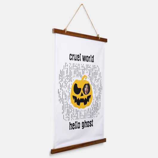 Grausame Welt Wandteppich Mit Holzrahmen (Gewinkelt)