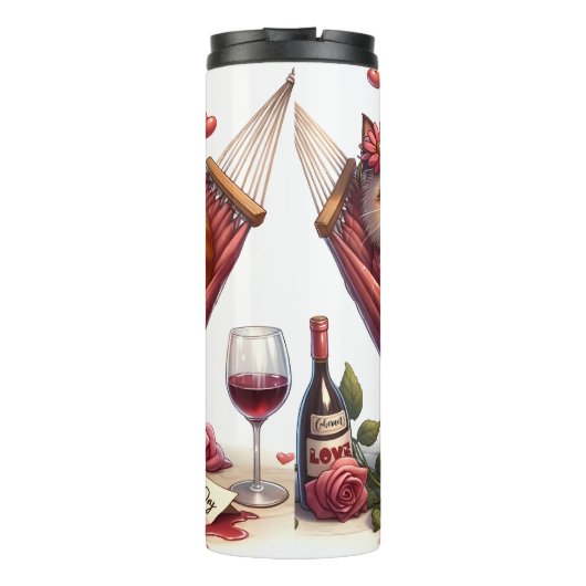 Grauschige Katzen in der Hängematte schnippelten Thermosbecher (Rückseite)