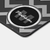 Grauschwarz Zickzack Cooles Retro-Monogramm Schreibtischunterlage (Ecke)