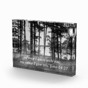 Graustufen-Bibelverse im Tischgestein Fotoblock