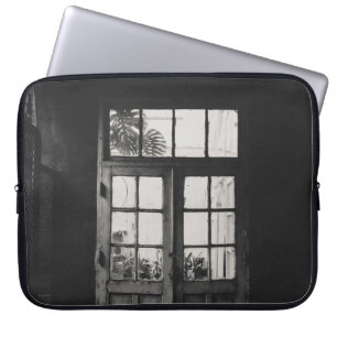 GRAUSTUFENFOTO EINER HOLZGERAHMTEN KLARGLASTÜR LAPTOPSCHUTZHÜLLE