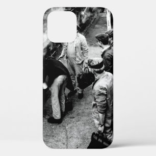 GRAUSTUFENFOTO VON MÄNNERN NEBEN DEM 60163-ZUG Case-Mate iPhone HÜLLE