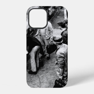GRAUSTUFENFOTO VON MÄNNERN NEBEN DEM 60163-ZUG iPhone 12 HÜLLE