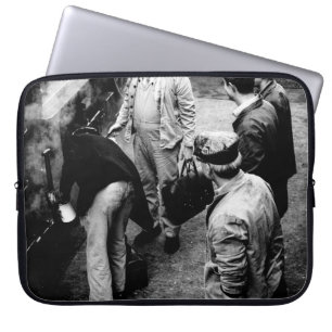 GRAUSTUFENFOTO VON MÄNNERN NEBEN DEM 60163-ZUG LAPTOPSCHUTZHÜLLE