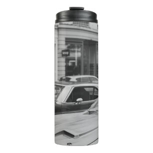 GRAUSTUFENFOTOGRAFIE VON AUTOS AUF DER STRASSE NEB THERMOSBECHER