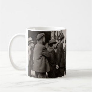 GRAUSTUFENFOTOGRAFIE VON MÄNNERN, DIE IN DER NÄHE KAFFEETASSE
