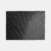 Graustufenfotografie von Sand Fleecedecke (Vorderseite (Horizontal))