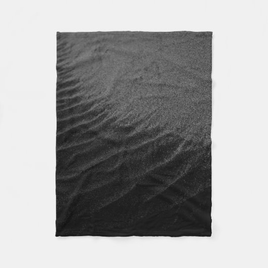 Graustufenfotografie von Sand Fleecedecke (Vorderseite)