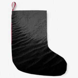 Graustufenfotografie von Sand Kleiner Weihnachtsstrumpf