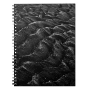 Graustufenfotografie von Sand Notizblock