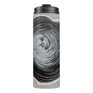Graustufenfotografie von Schlamm Thermosbecher