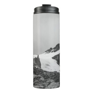 GRAUSTUFENFOTOGRAFIE VON SCHNEEBEDECKTEM BERG THERMOSBECHER