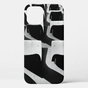 Graustufenfotografie von Stühlen ohne Menschen Case-Mate iPhone Hülle