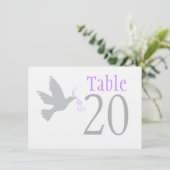 Grautaube mit lila Hochzeitsfeiern Tischnummern (Stehend Vorderseite)