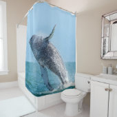 Grauwal springt im Wasser des blauen Ozeans Duschvorhang (Beispiel)