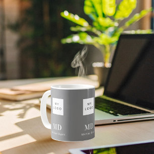 Grauweißes Logo für die Bezeichnung von Monogramme Kaffeetasse