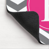Grauweißes, Zickzack-hellrosa Monogramm Mousepad (Ecke)