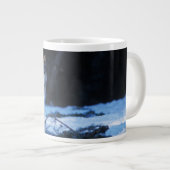 Grauwolf, Canis lupus, am Fuße Jumbo-Tasse (Vorderseite Rechts)