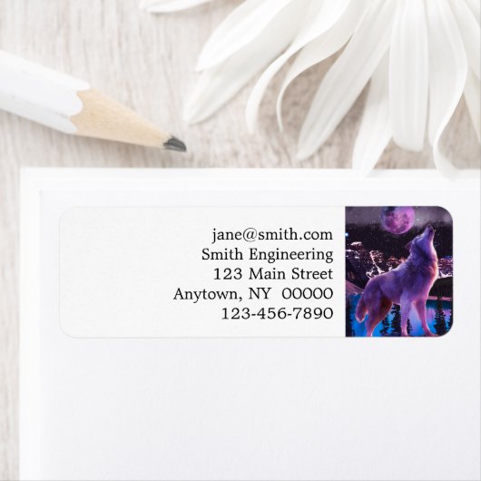 Grauwolf heult im Wald (Insitu)