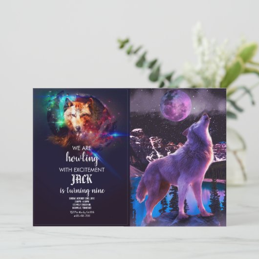 Grauwolf heult im Wald Einladung (Stehend Vorderseite)