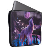 Grauwolf heult im Wald Laptopschutzhülle (Vorne Rechts)