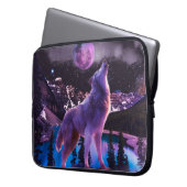 Grauwolf heult im Wald Laptopschutzhülle (Vorderseite Links)