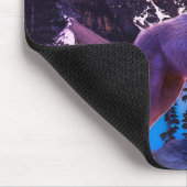 Grauwolf heult im Wald Mousepad (Ecke)