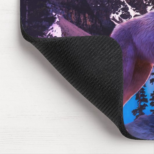 Grauwolf heult im Wald Mousepad (Ecke)