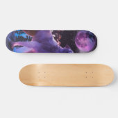 Grauwolf heult im Wald Skateboard (Horizontal)