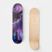Grauwolf heult im Wald Skateboard (Vorderseite)