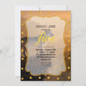 Grauwolf stehend auf einem Felsen im Wald Einladung (Vorderseite)