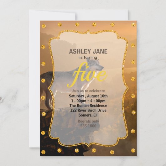 Grauwolf stehend auf einem Felsen im Wald Einladung (Vorderseite)