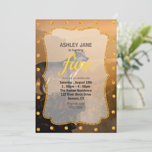 Grauwolf stehend auf einem Felsen im Wald Einladung (Stehend Vorderseite)