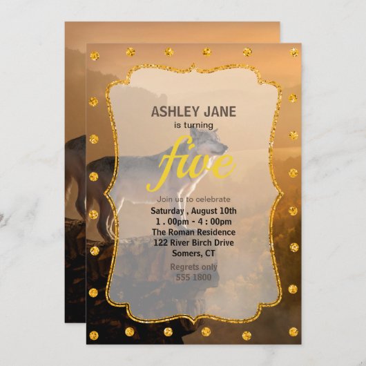 Grauwolf stehend auf einem Felsen im Wald Einladung (Vorne/Hinten)