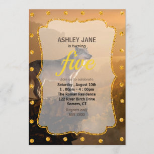 Grauwolf stehend auf einem Felsen im Wald Einladung