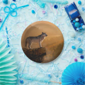 Grauwolf stehend auf einem Felsen im Wald Pappteller (Party)