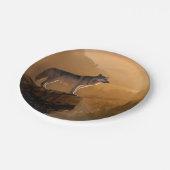 Grauwolf stehend auf einem Felsen im Wald Pappteller (Schrägansicht)