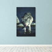 Grauwolf trinkt im Herbst Leinwanddruck (Insitu (Holzboden))